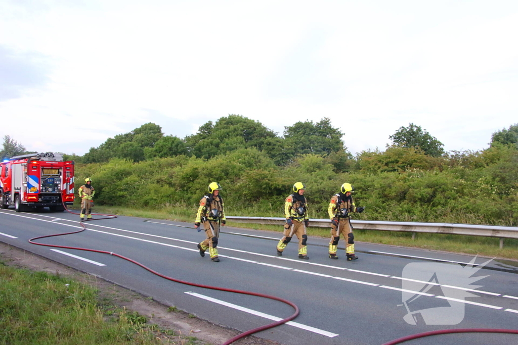 Personenauto al rijdend in brand