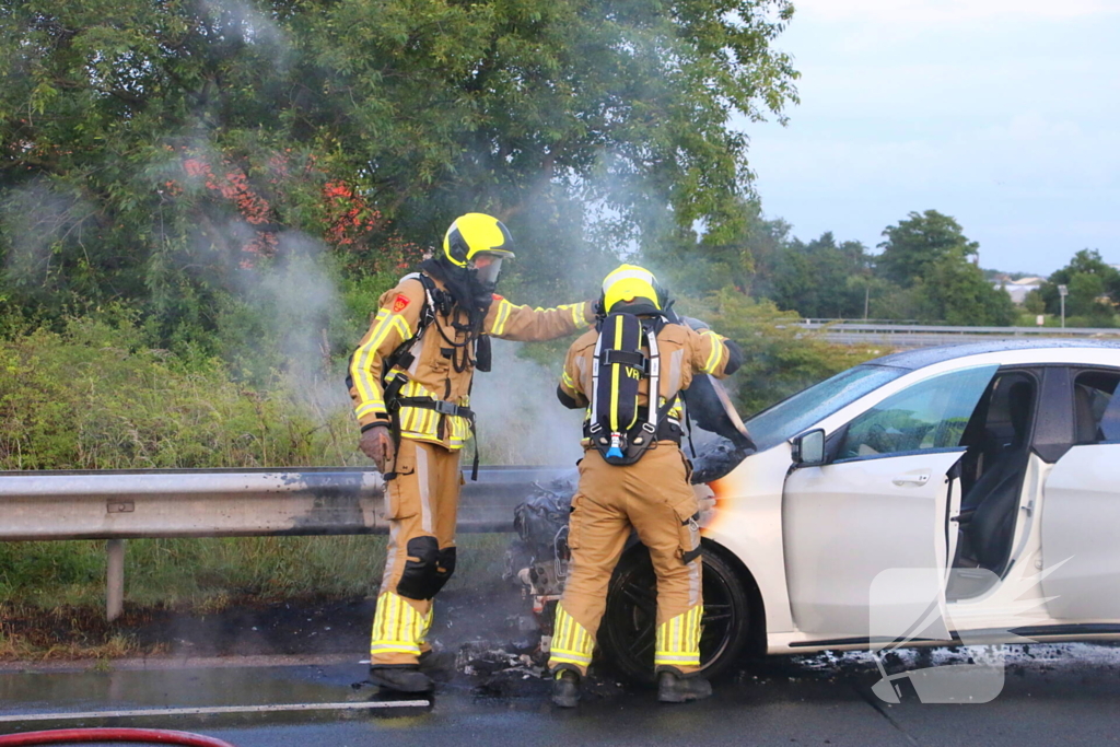 Personenauto al rijdend in brand