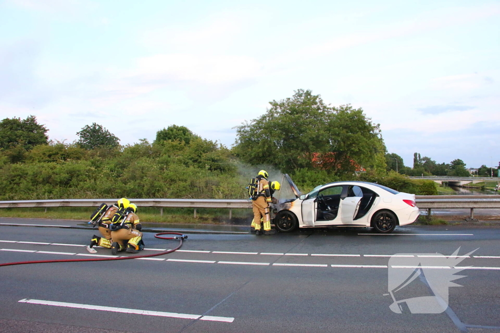 Personenauto al rijdend in brand