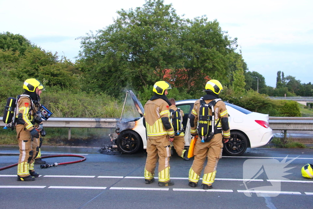 Personenauto al rijdend in brand