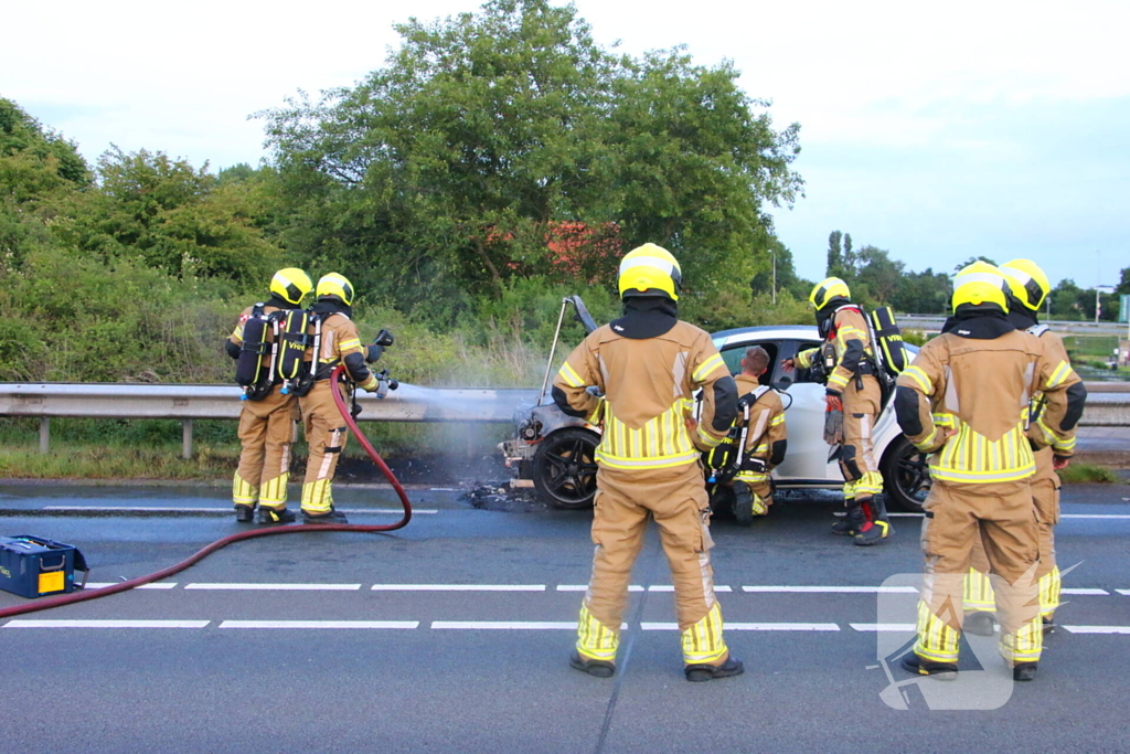 Personenauto al rijdend in brand