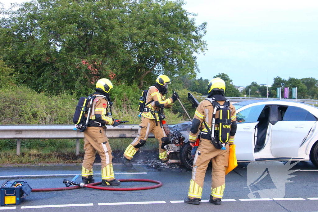 Personenauto al rijdend in brand