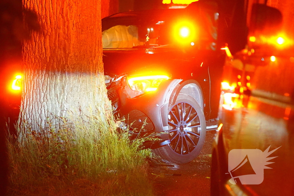 Auto crasht tegen boom