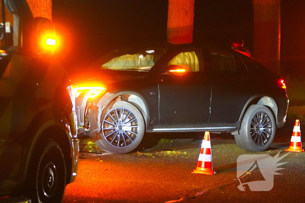 Auto crasht tegen boom