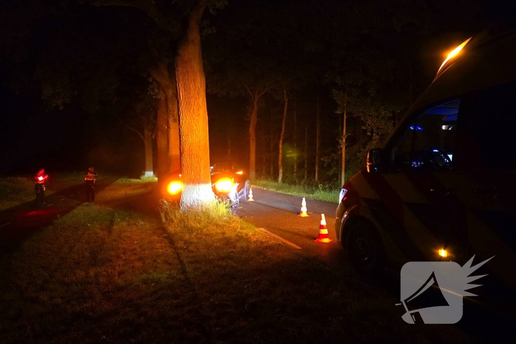 Auto crasht tegen boom