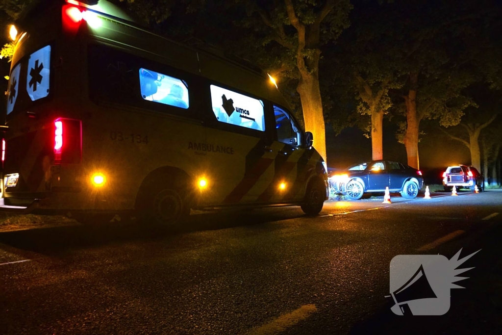 Auto crasht tegen boom