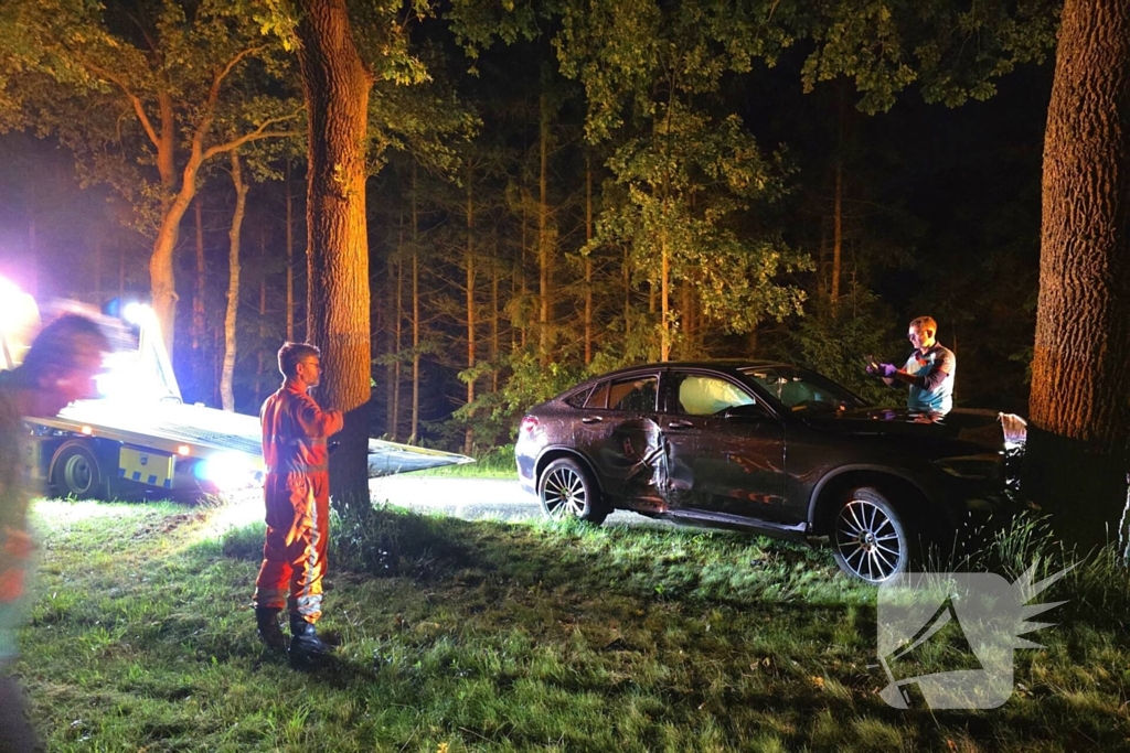 Auto crasht tegen boom