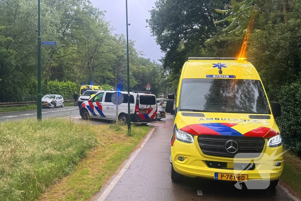 Bestuurder klapt op afslaande auto