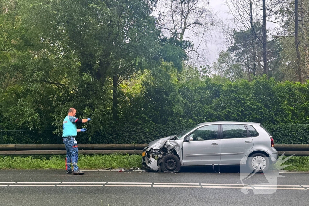 Bestuurder klapt op afslaande auto