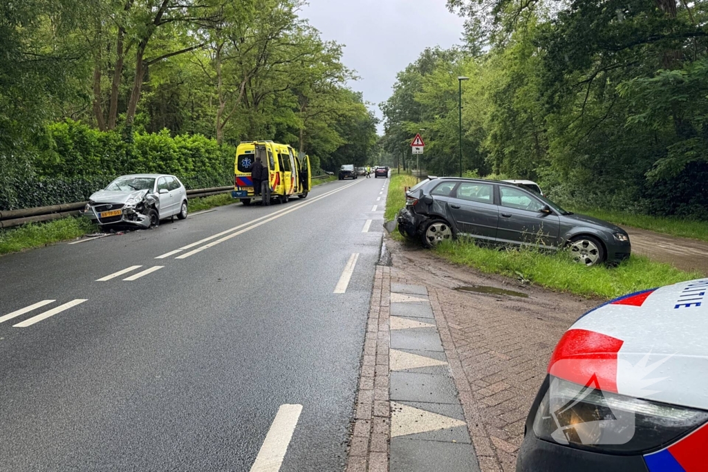 Bestuurder klapt op afslaande auto