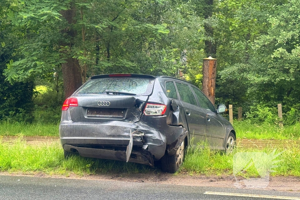 Bestuurder klapt op afslaande auto