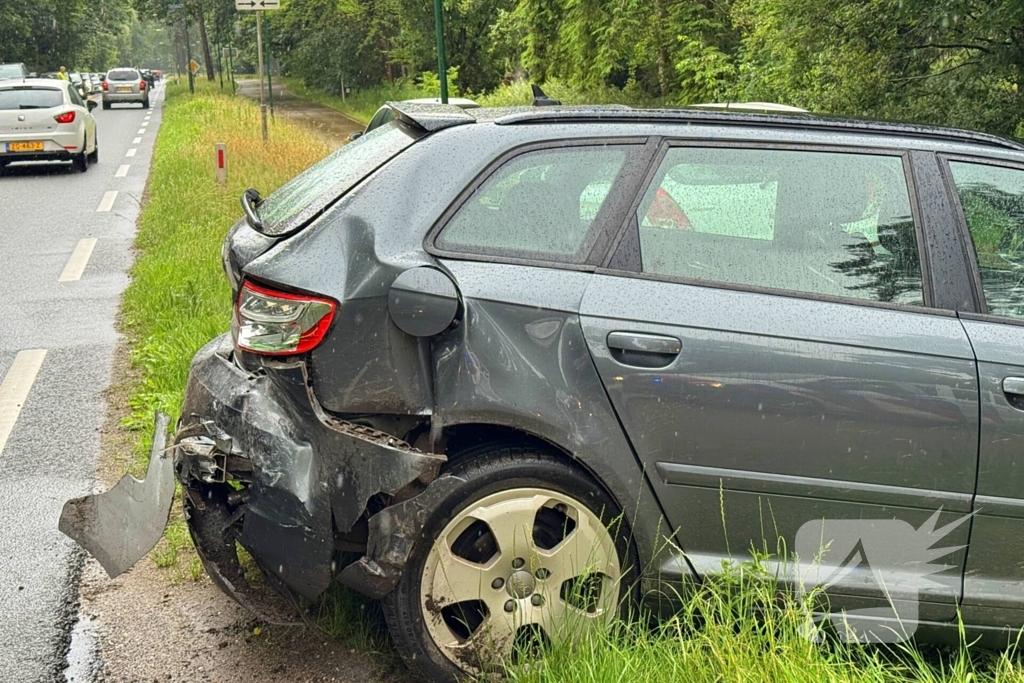 Bestuurder klapt op afslaande auto