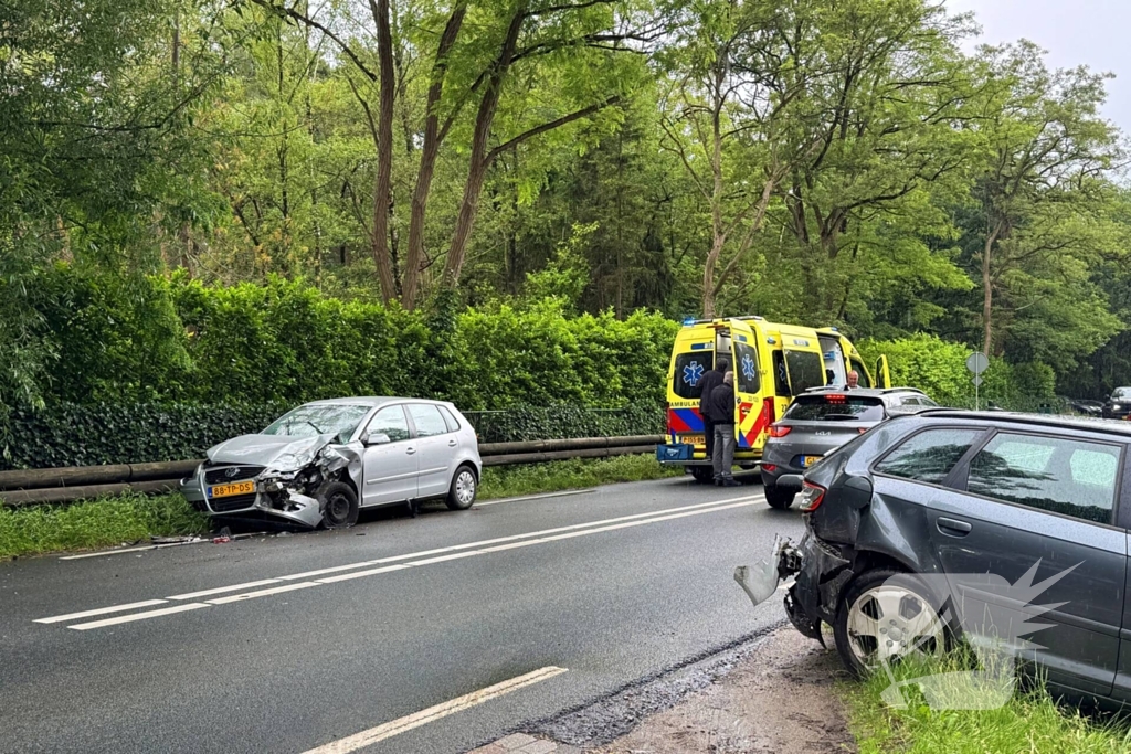 Bestuurder klapt op afslaande auto