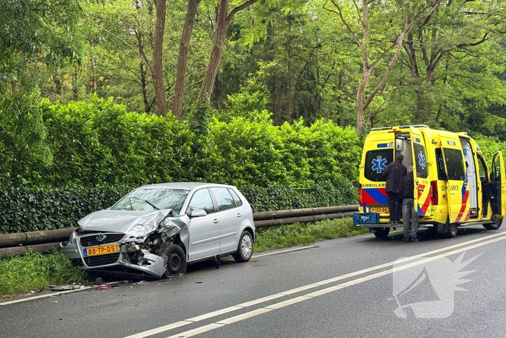 Bestuurder klapt op afslaande auto