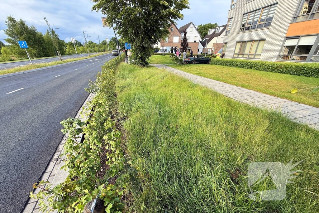 Auto vliegt uit de bocht na inhaalmanoeuvre