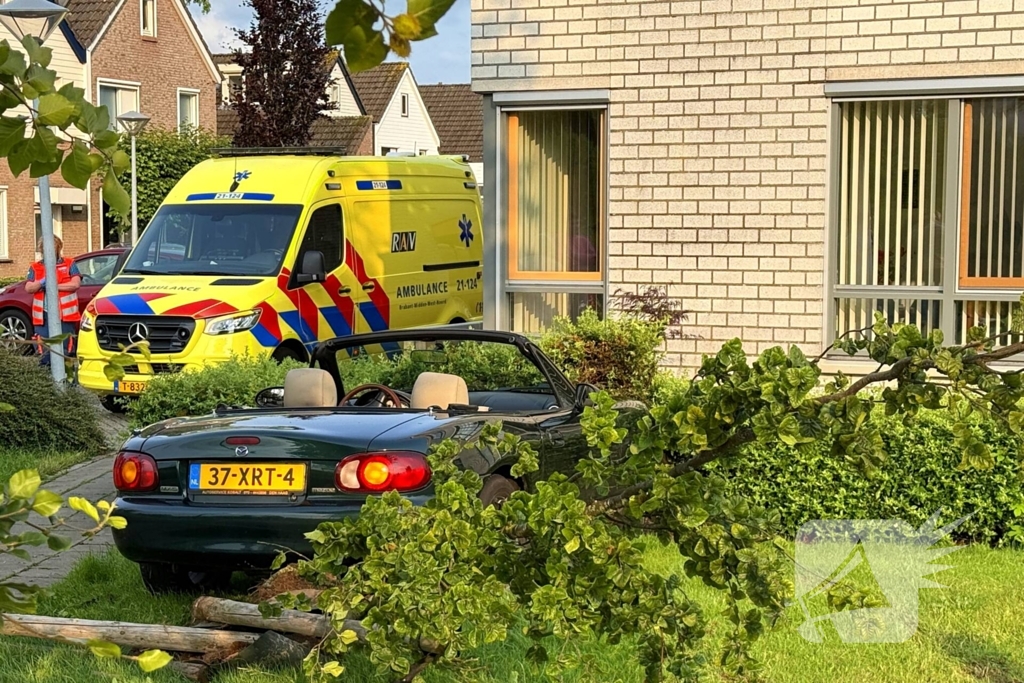 Auto vliegt uit de bocht na inhaalmanoeuvre