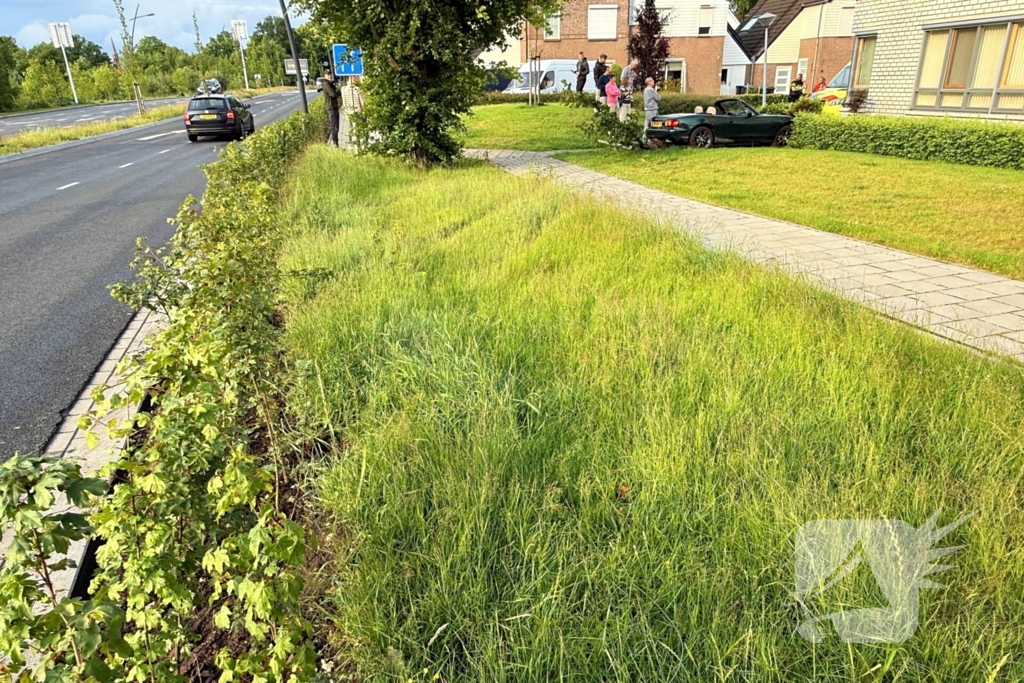 Auto vliegt uit de bocht na inhaalmanoeuvre