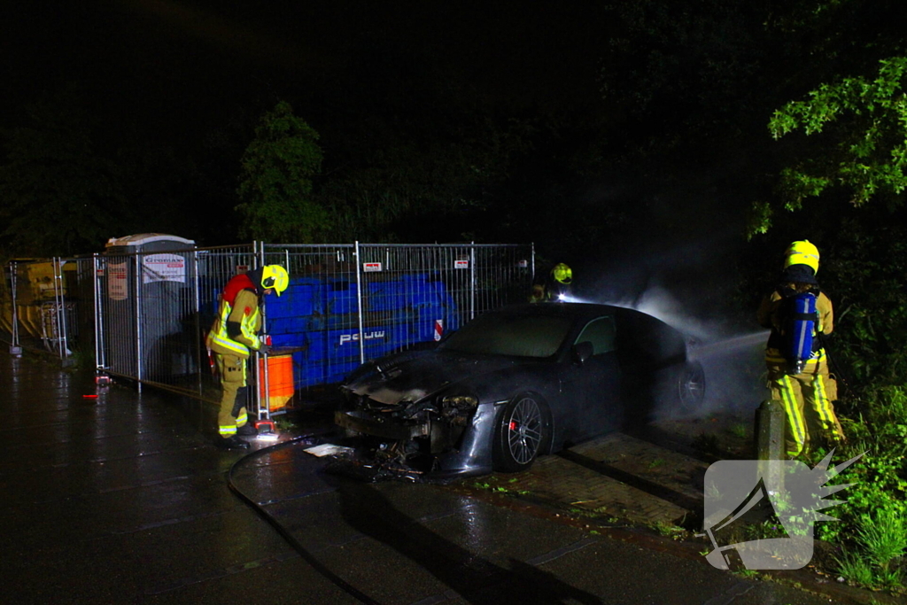 Geparkeerde auto brandt uit in nachtelijke uren