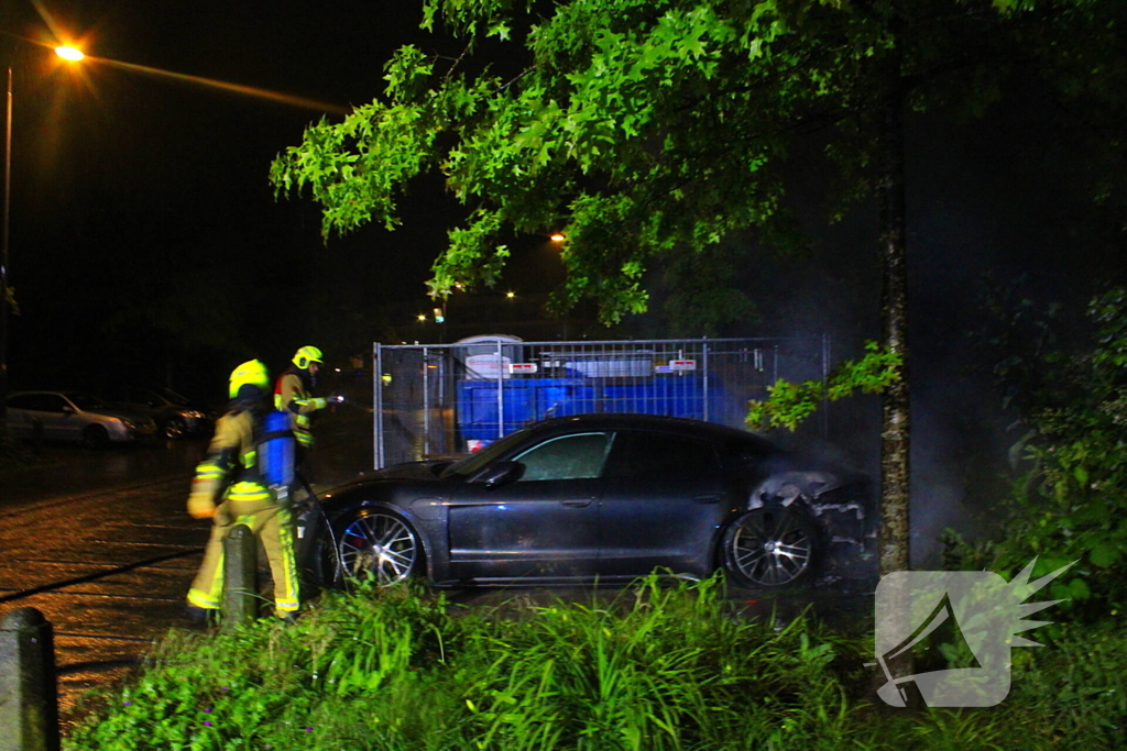 Geparkeerde auto brandt uit in nachtelijke uren
