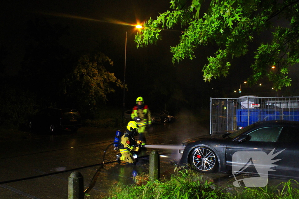 Geparkeerde auto brandt uit in nachtelijke uren