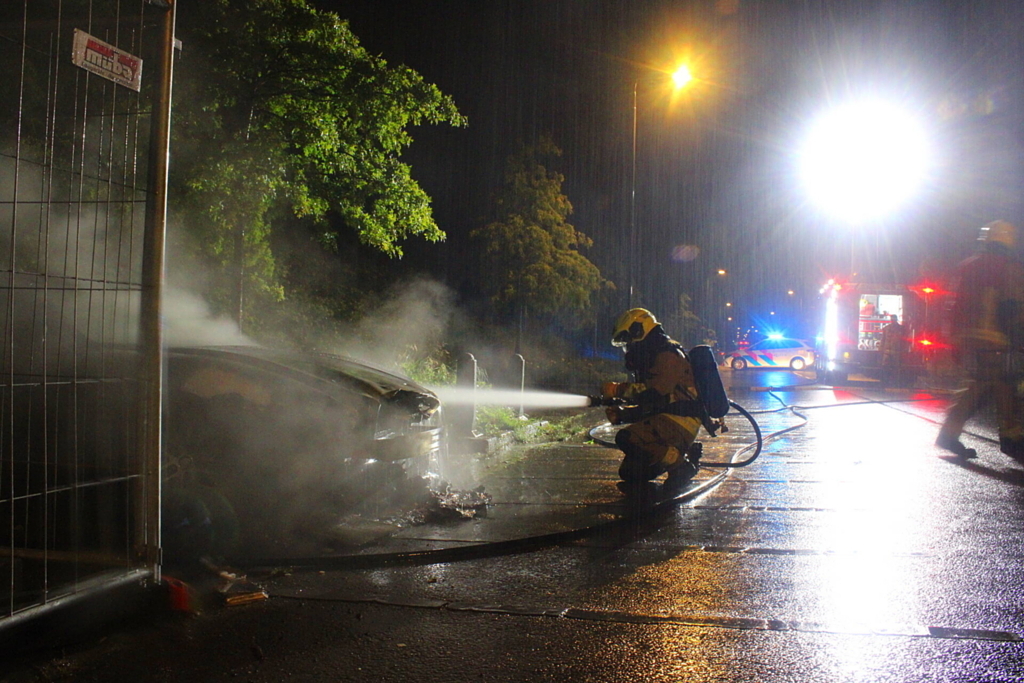 Geparkeerde auto brandt uit in nachtelijke uren
