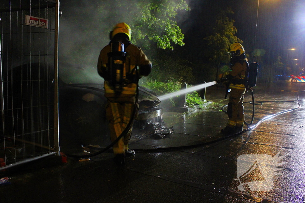 Geparkeerde auto brandt uit in nachtelijke uren