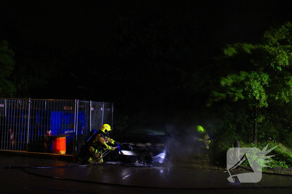 Geparkeerde auto brandt uit in nachtelijke uren