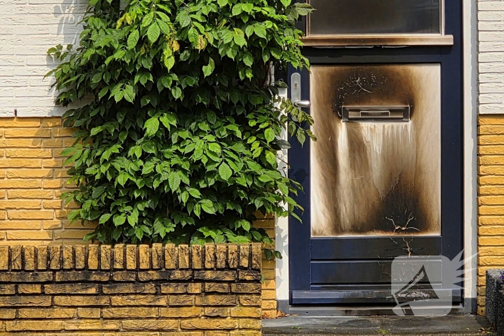 Politie doet onderzoek naar brandstichting bij woning