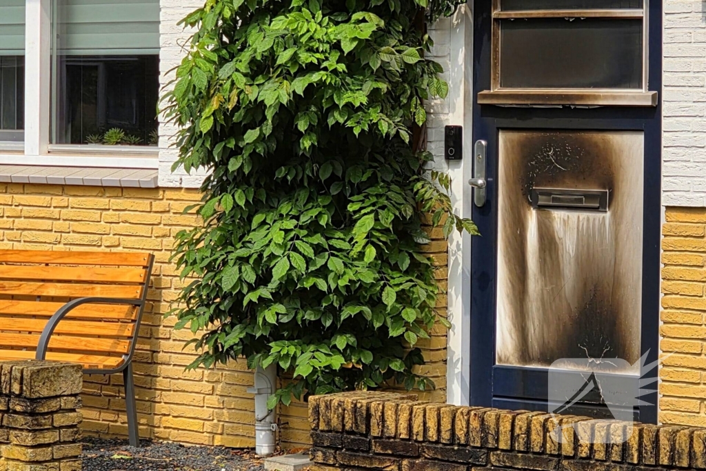 Politie doet onderzoek naar brandstichting bij woning