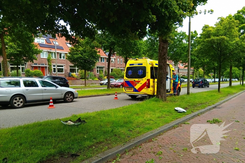 Bestelauto botst frontaal op boom