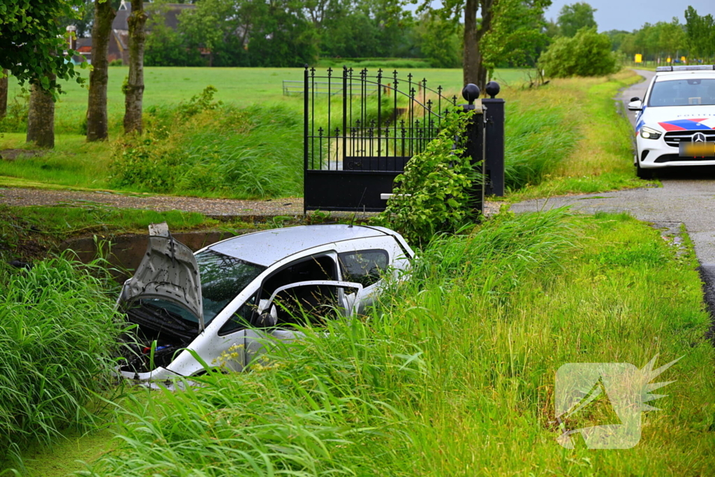 Automobilist eindigt in sloot