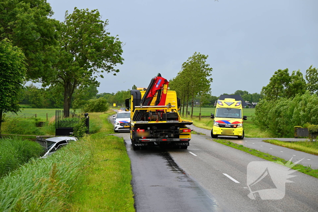 Automobilist eindigt in sloot