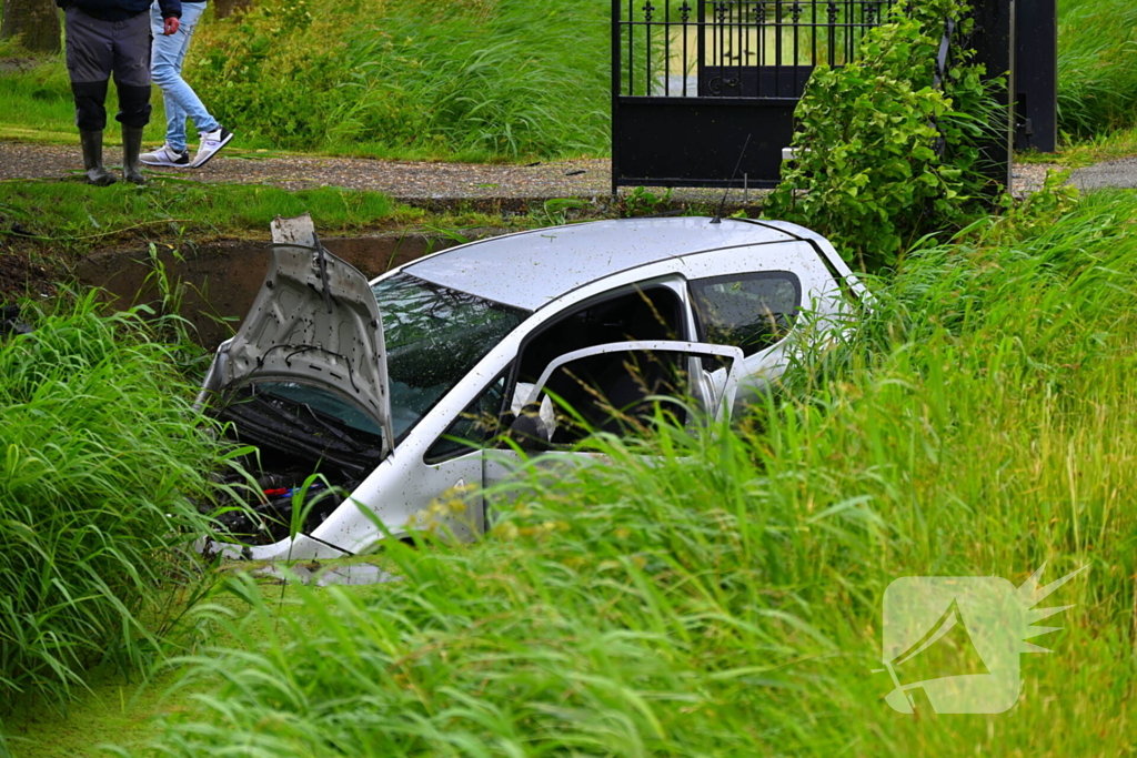 Automobilist eindigt in sloot
