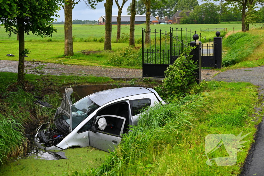 Automobilist eindigt in sloot