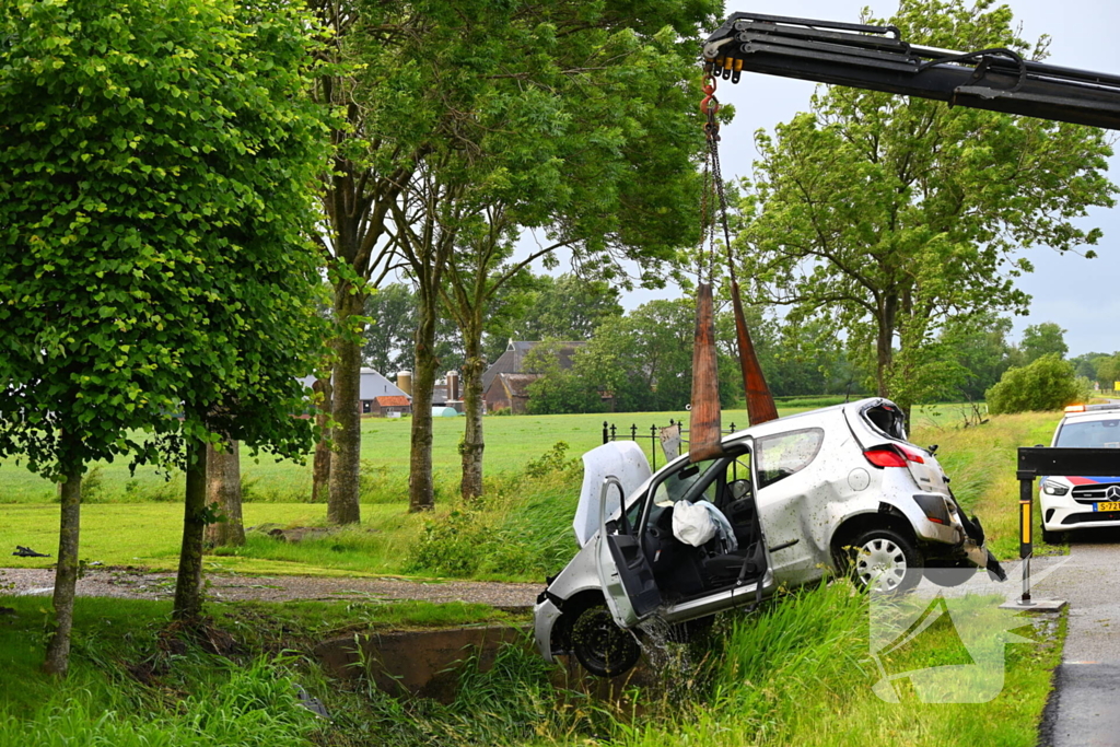 Automobilist eindigt in sloot