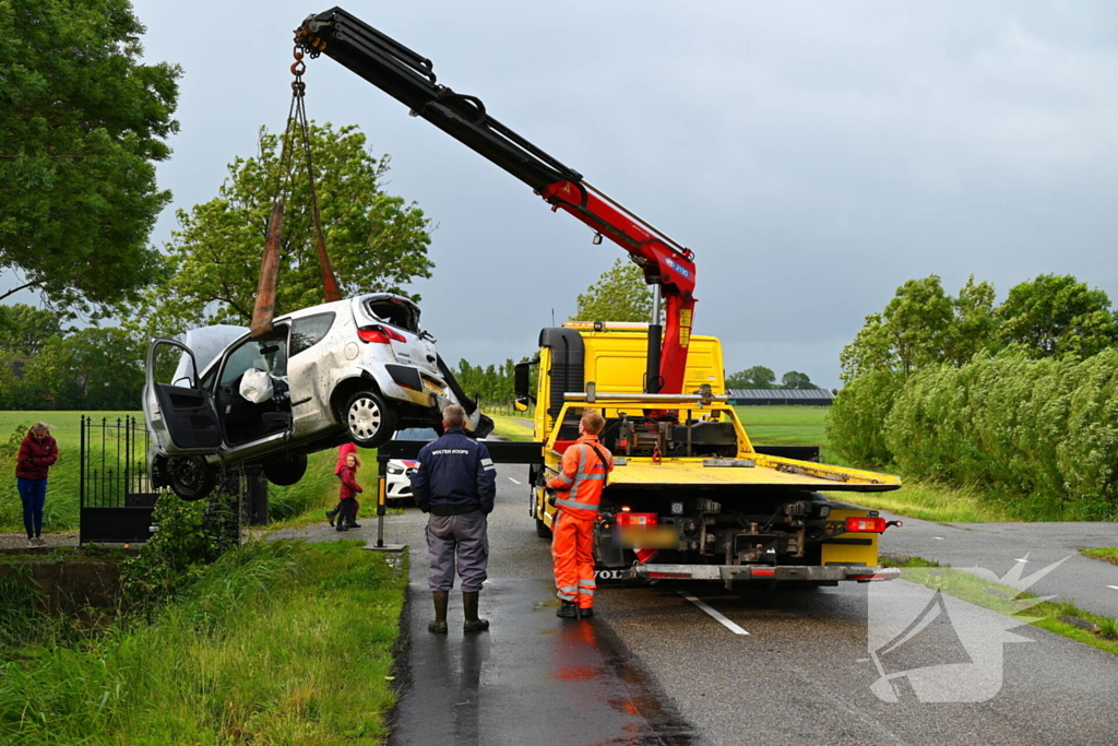 Automobilist eindigt in sloot