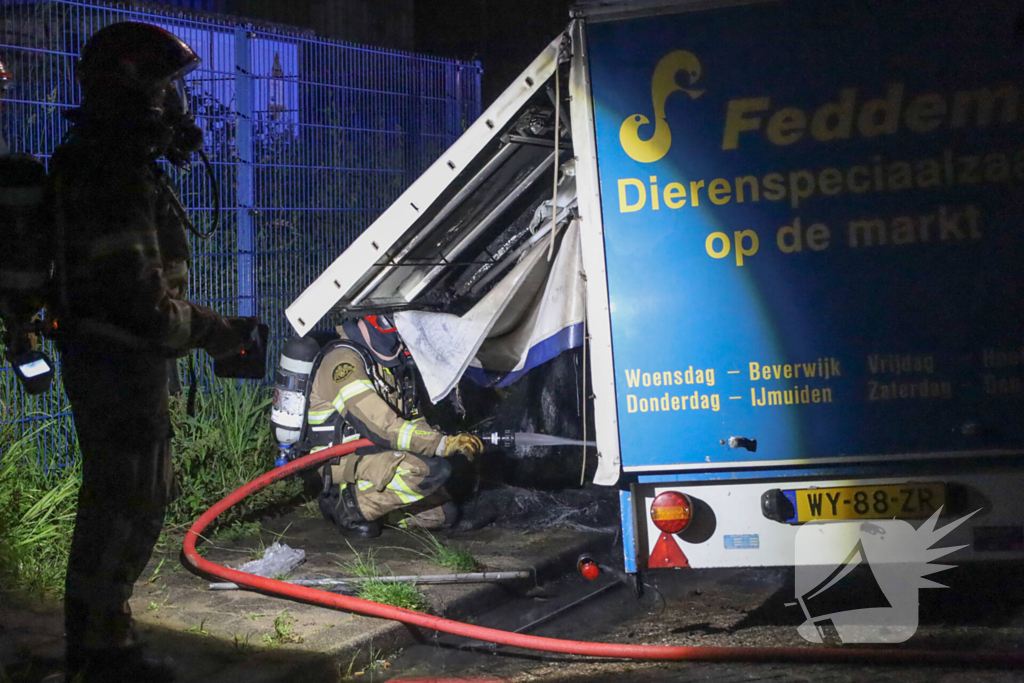 Voertuigbrand beperkt schade door snelle brandweeractie
