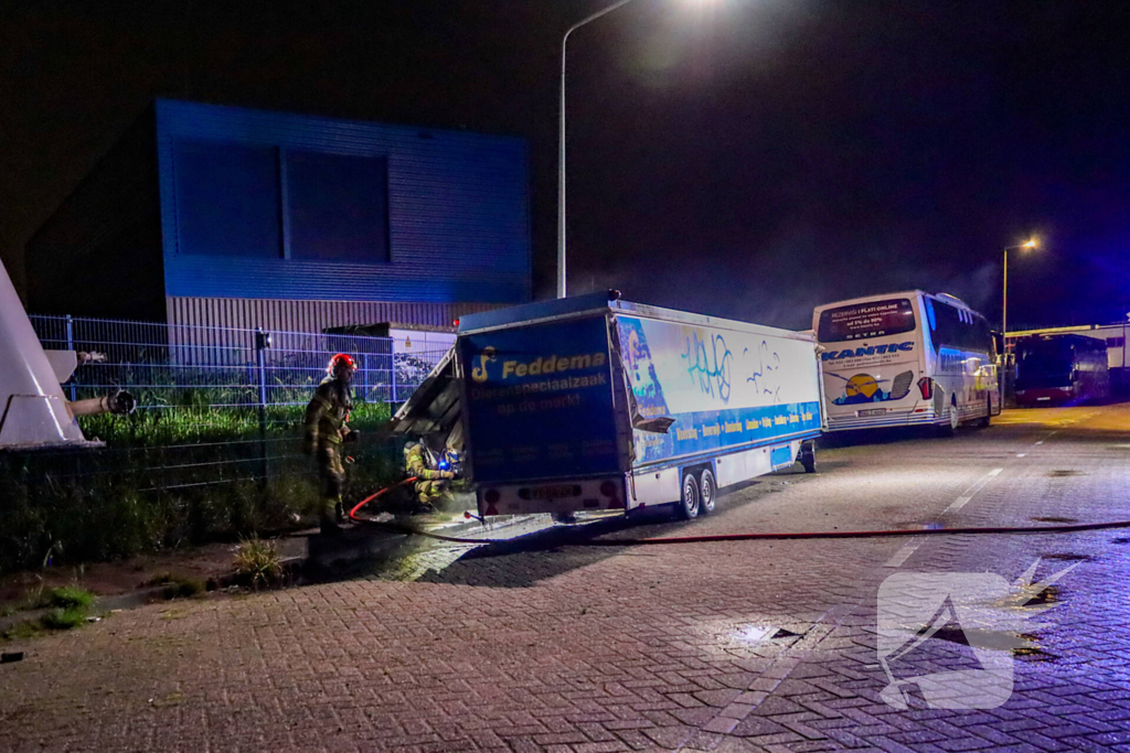 Voertuigbrand beperkt schade door snelle brandweeractie