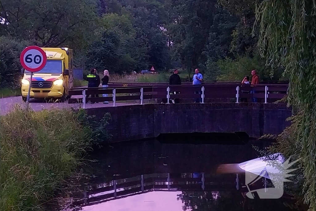 Bestelbus belandt in het water na botsing