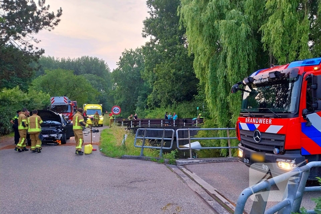 Bestelbus belandt in het water na botsing
