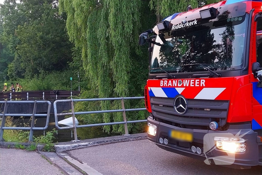 Bestelbus belandt in het water na botsing