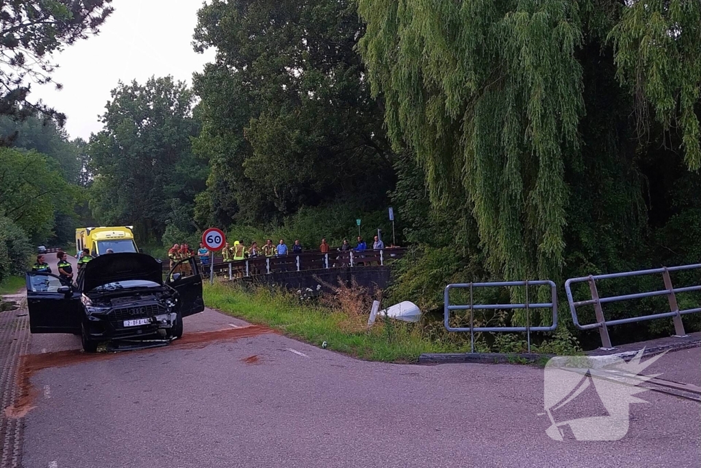 Bestelbus belandt in het water na botsing