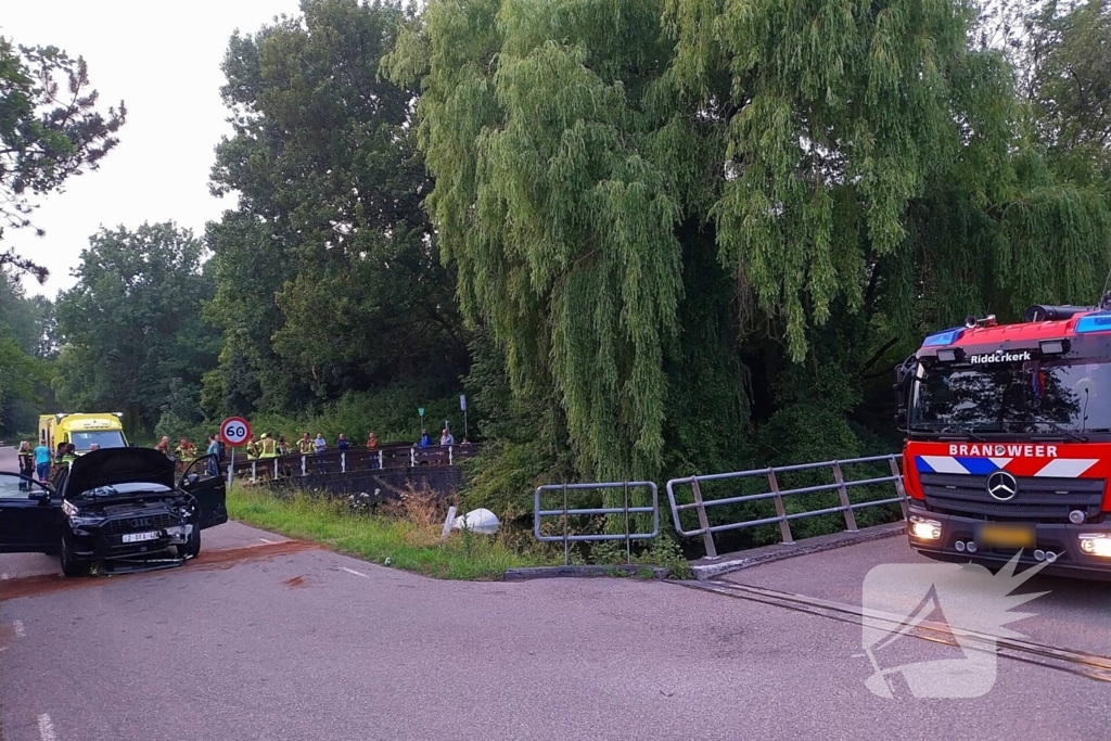 Bestelbus belandt in het water na botsing
