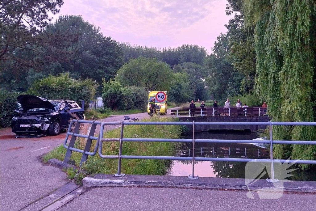 Bestelbus belandt in het water na botsing