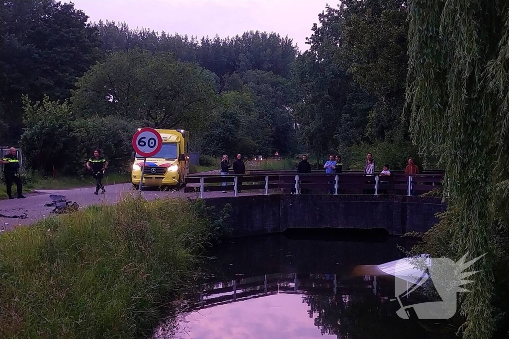 Bestelbus belandt in het water na botsing