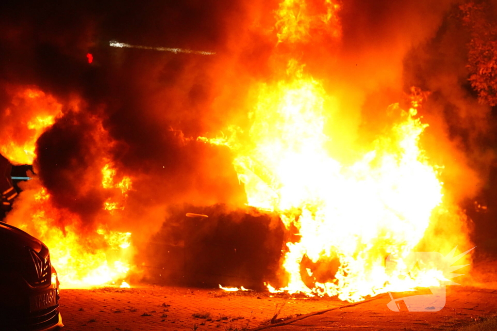 Geparkeerde auto's beschadigd door brand