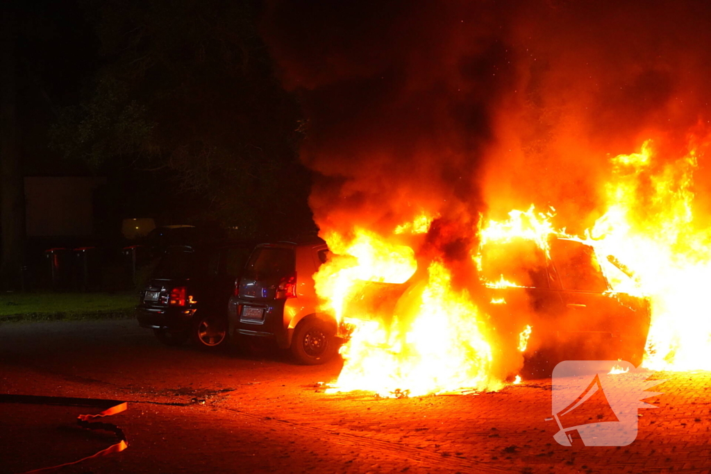 Geparkeerde auto's beschadigd door brand