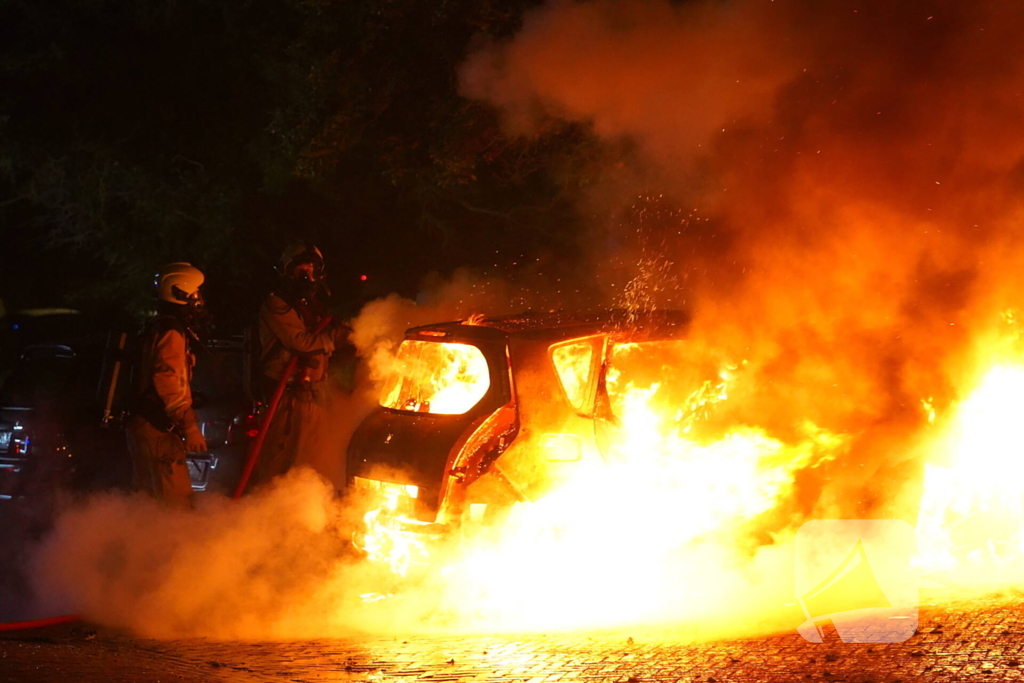 Geparkeerde auto's beschadigd door brand