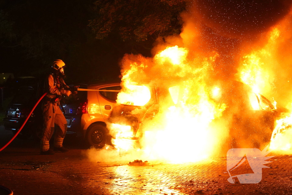 Geparkeerde auto's beschadigd door brand