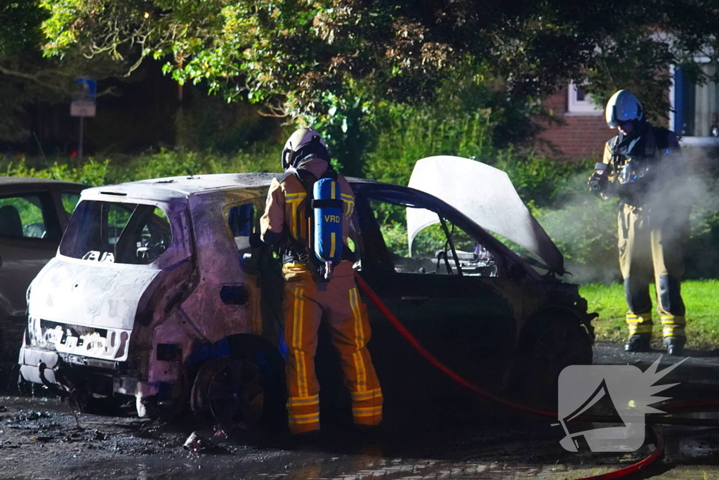 Geparkeerde auto's beschadigd door brand